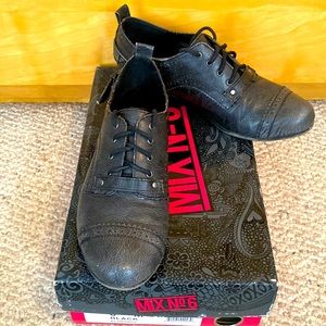 Distressed black shoe